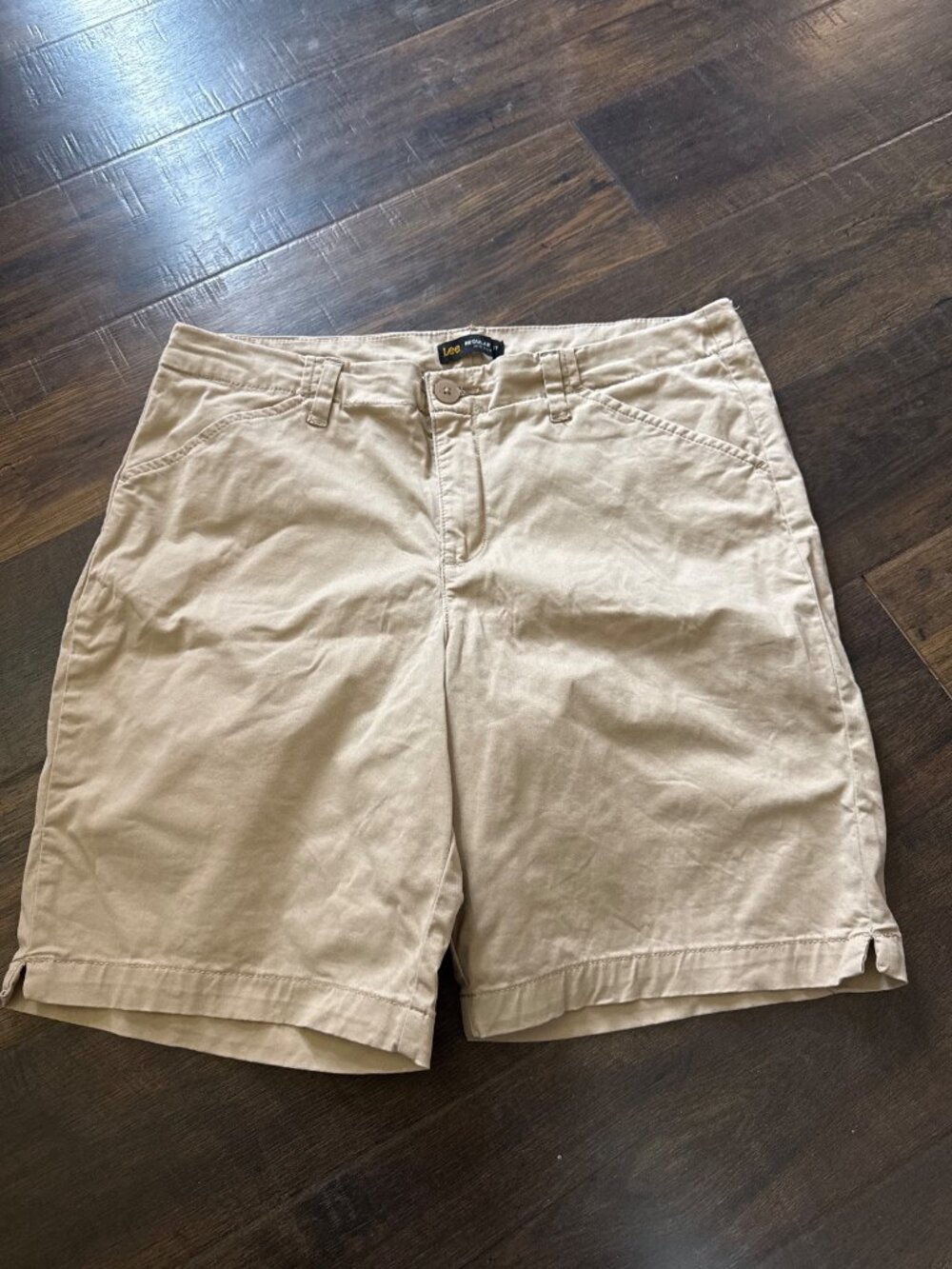 Lee Regular Fit Mid Rise Tan Shorts Size 14 NWOT